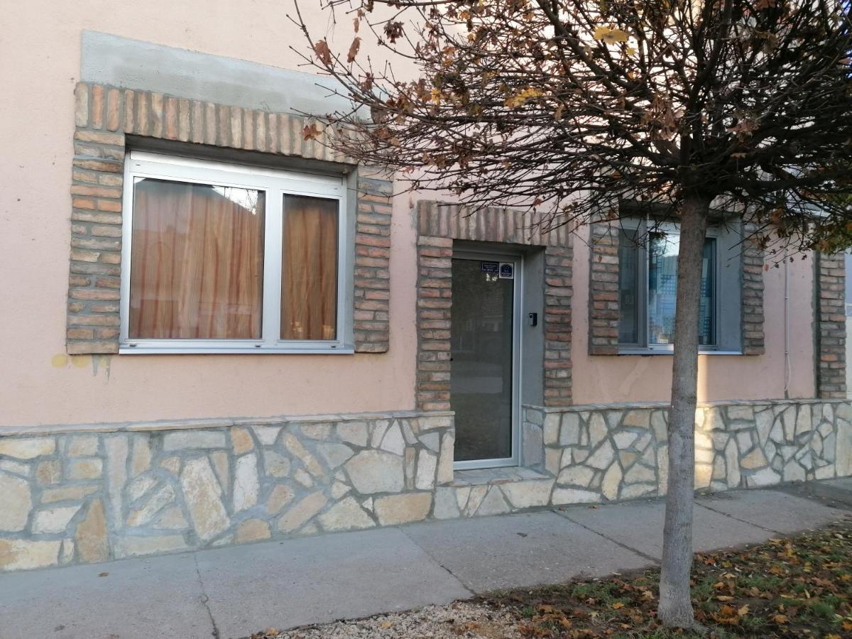 Apartmani Sirmium Sremska Mitrovica Exterior foto